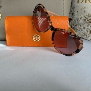 Tory Burch Tortoiseshell Sunglasses with Case_Excellent Preowned Condition